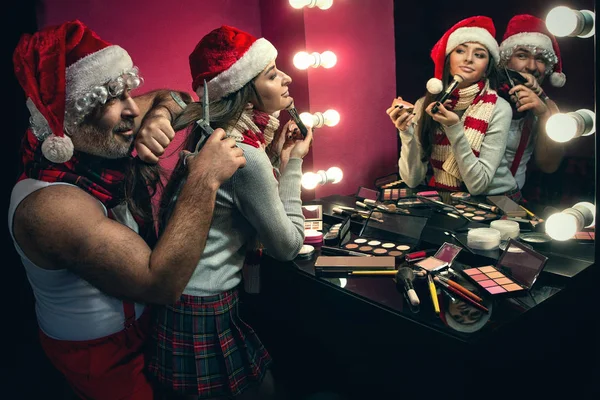 Komik Noel Baba Tring Salonda Telafi Kadın Santa Wile Saç — Stok fotoğraf