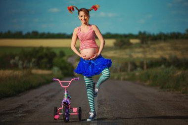 Mutlu hamile Pippi Pippi yaz doğada yürüyüş sırasında eğlenmek