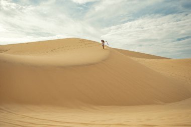 Kadın saç ve elbise çırpınan ile.