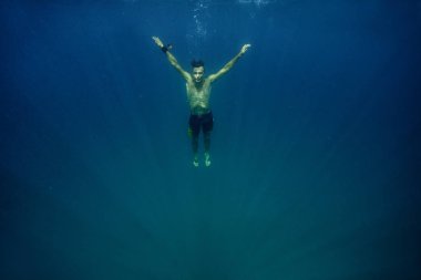 Güzel okyanusta yüzen yakışıklı adam