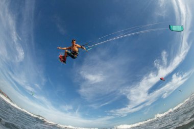 Profesyonel kiter zor hüner yapar
