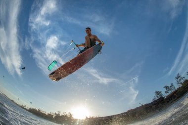 Profesyonel kiter zor hüner yapar