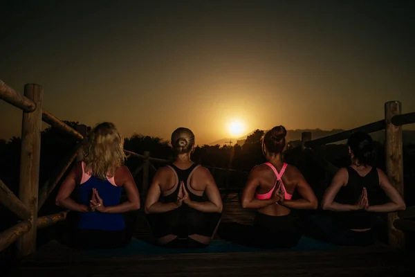 Unga Kvinnor Som Gör Yoga Solhälsning Surya Namaskar Tropisk Strand — Stockfoto