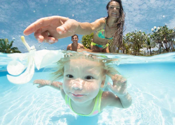 Menina Bonita Com Seus Pais Piscina — Fotografia de Stock