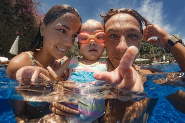 Foto Divertida Feliz Familia Activa Joven Madre Padre Con Bebé — Foto de Stock