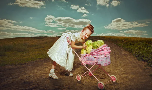 Αστείο κορίτσι με λάχανο — Φωτογραφία Αρχείου