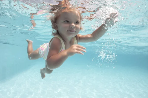 Niña bonita nadando en la piscina . — Foto de Stock