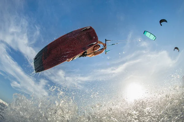 Professional kiter makes the difficult trick — Stock Photo, Image