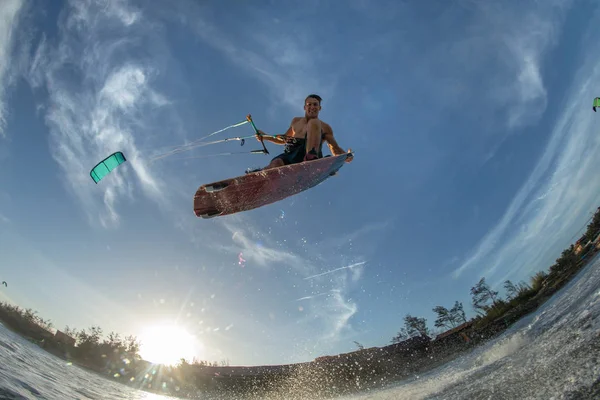 Professionell kiter gör svårt trick — Stockfoto