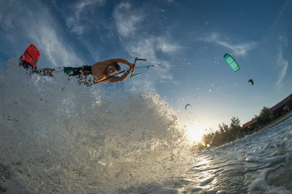 Professional kiter makes the difficult trick — Stock Photo, Image
