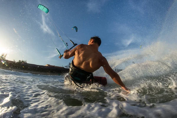 Kiter profissional faz o truque difícil — Fotografia de Stock