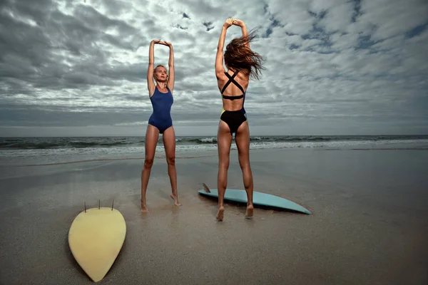 Bikini Para Niñas Con Tablas Surf Playa Atardecer Amanecer — Foto de Stock