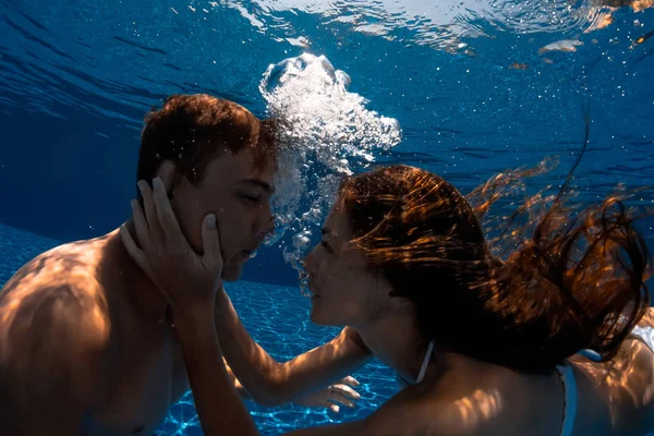 Para pływanie pod wodą — Zdjęcie stockowe