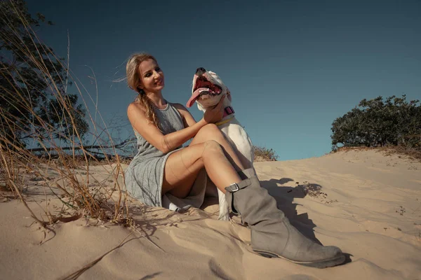 Donna Che Gioca Con Cane Bianco Sulla Spiaggia Sabbia — Foto Stock
