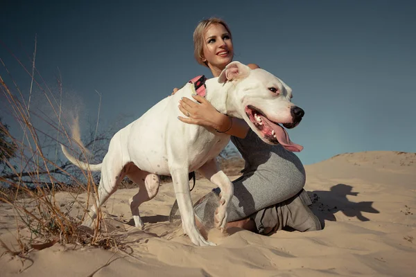 Mujer Jugando Con Perro Blanco Playa Arena —  Fotos de Stock