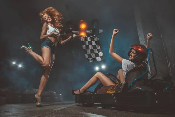 Kızlar Karting'de eğlenir — Stok fotoğraf