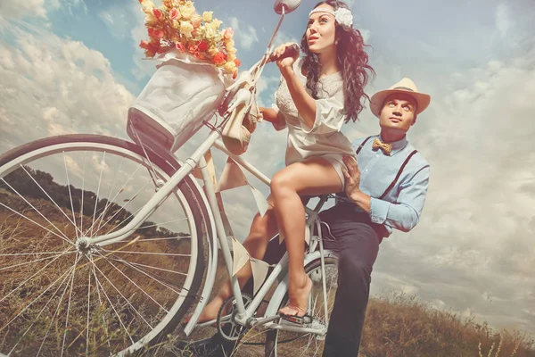 Vintage bruiloft. Bruidegom en bruid op een fiets — Stockfoto