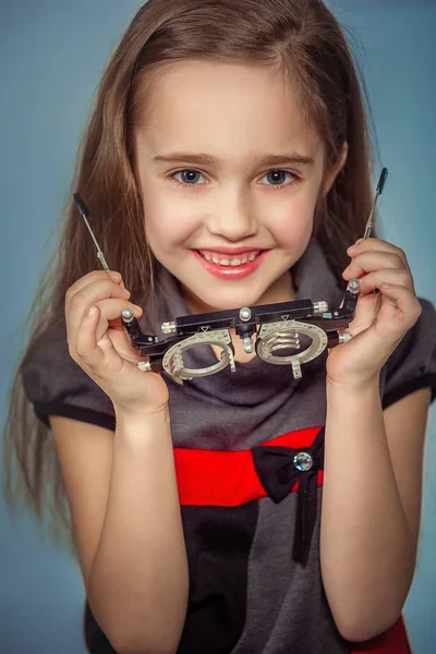 Оптик. Молодая девушка проходит тест на зрение — стоковое фото