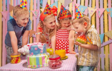 Bahçede Bebek Doğum Günü