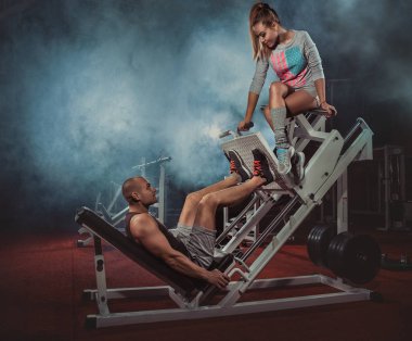 Spor salonunda sportif Çift