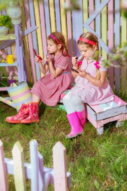 Çocuklar bahçede makyaj 