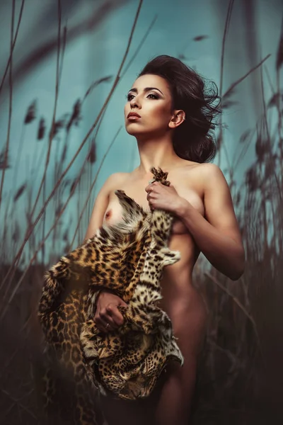 Sexy selvaggia donna amazzone — Foto Stock