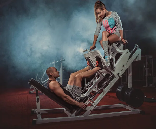 Sportovní dvojice v tělocvičně — Stock fotografie