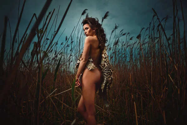 Sexy selvaggia donna amazzone — Foto Stock