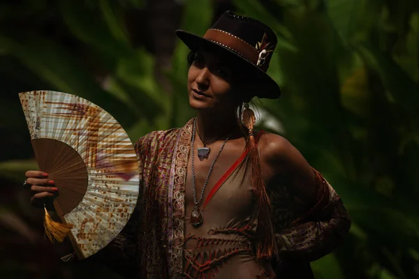 Mujer sobre fondo tropical natural — Foto de Stock