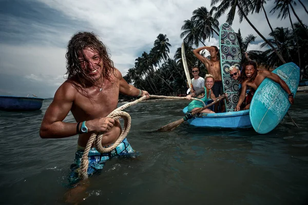 Vietnam barca di legno con gruppo di surfisti — Foto Stock