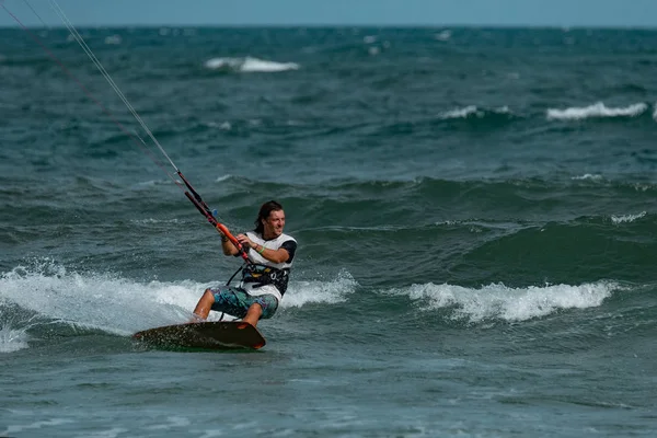 Kitesurfer em ação — Fotografia de Stock