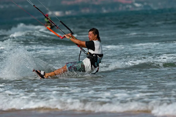 Kitesurfer em ação — Fotografia de Stock