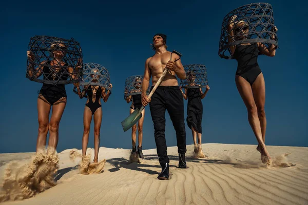 Aventura de grupo de mujeres y hombres en el desierto . — Foto de Stock