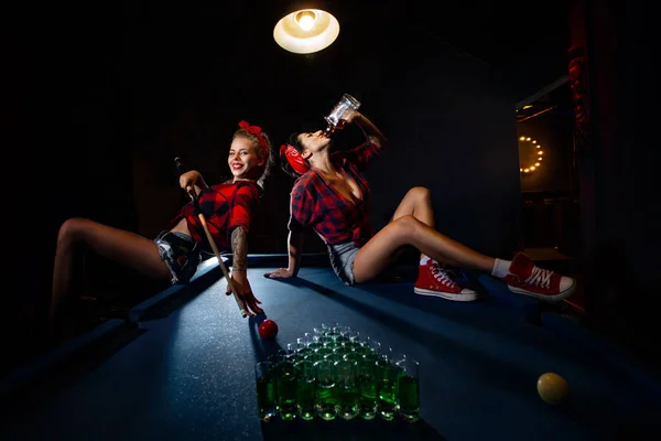 Pin yukarı kız sahip eğlenceli içinde Nightclub — Stok fotoğraf
