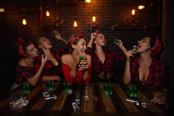 Pin yukarı kızlar içinde Nightclub sahip olan eğlence — Stok fotoğraf