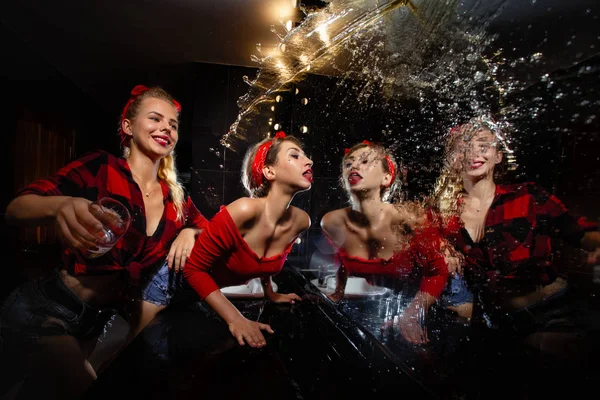 Pin yukarı kızlar sahip olan eğlence içinde Nightclub — Stok fotoğraf