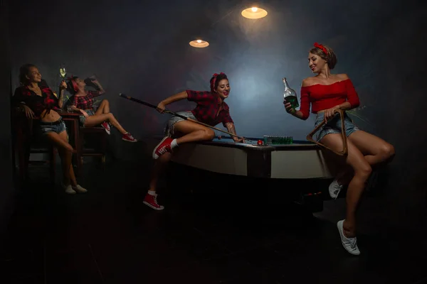 PIN w górę dziewcząt mający zabawa w klub nocny — Zdjęcie stockowe