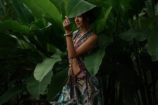 Bela jovem mulher no fundo tropical natural — Fotografia de Stock