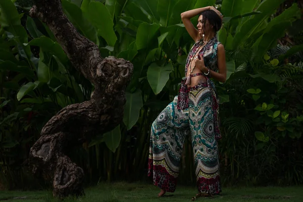 Bella giovane donna su sfondo tropicale naturale — Foto Stock
