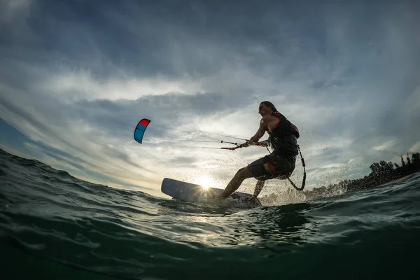 Aquilone surfista sulle onde — Foto Stock