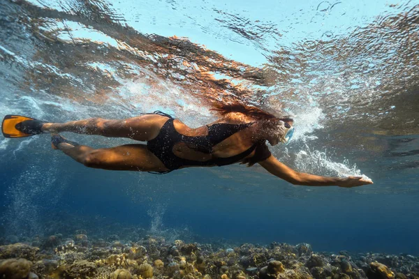 Underwater View woman floating — Stock Photo, Image