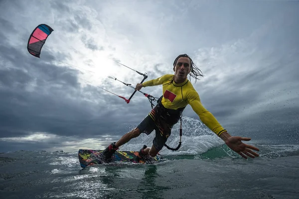 Kite surfista nas ondas — Fotografia de Stock