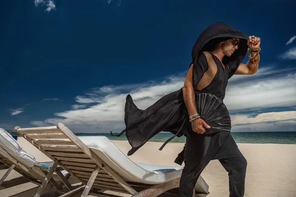 Man op het strand — Stockfoto