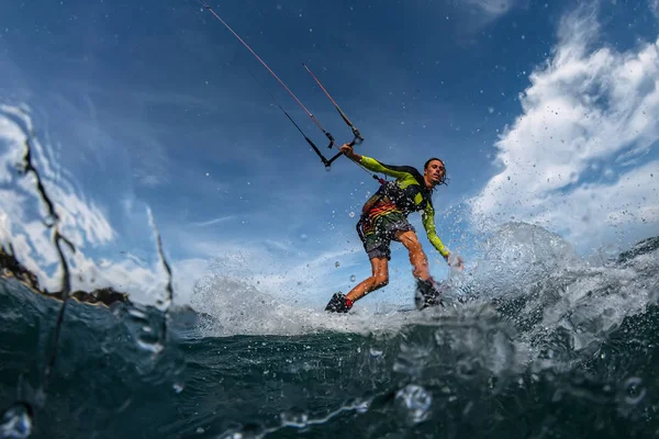 Kite surfer op de golven — Stockfoto