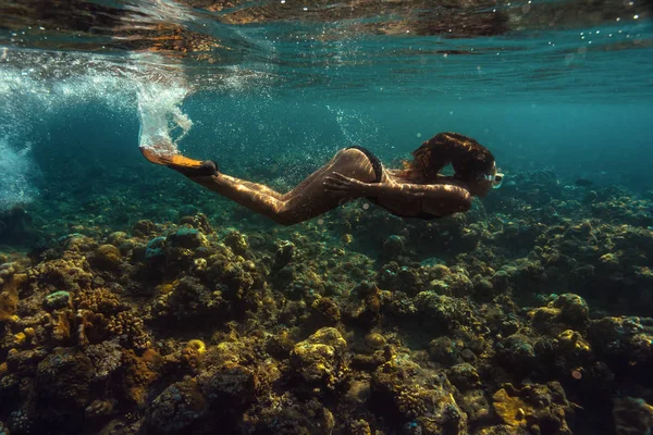 Underwater shoot woman floating — Stock Photo, Image