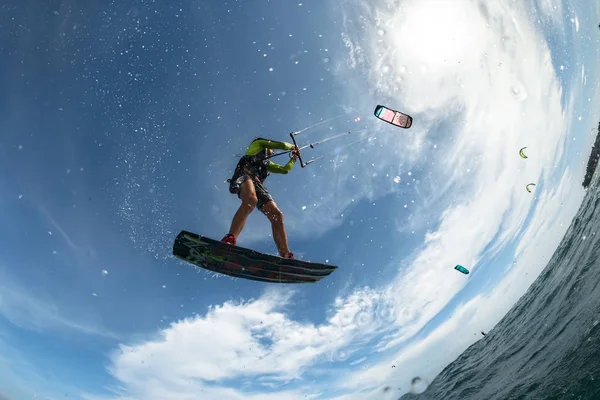 Kite surfista nas ondas — Fotografia de Stock