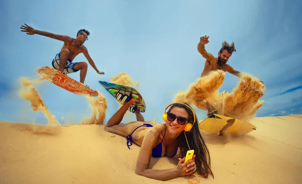 Kitesurfistas en las dunas — Foto de Stock