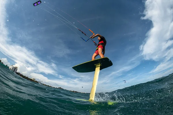 Surfařské jízdy Hydrofoilkite — Stock fotografie