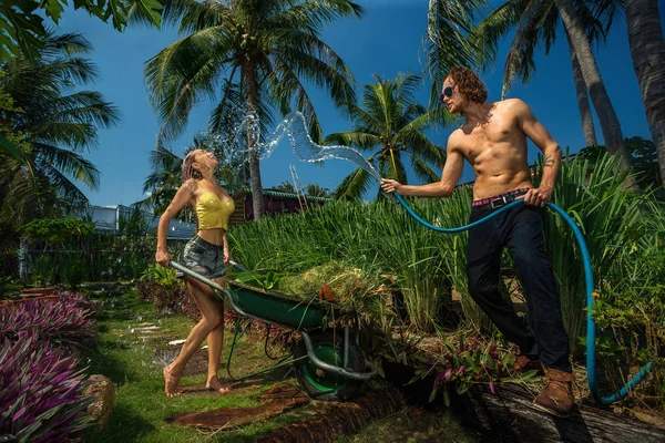 Couple having fun  in garden — Stock Photo, Image