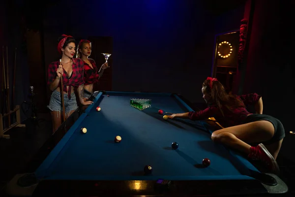 Pin-up-Mädchen schießen Billard in Nachtclub — Stockfoto